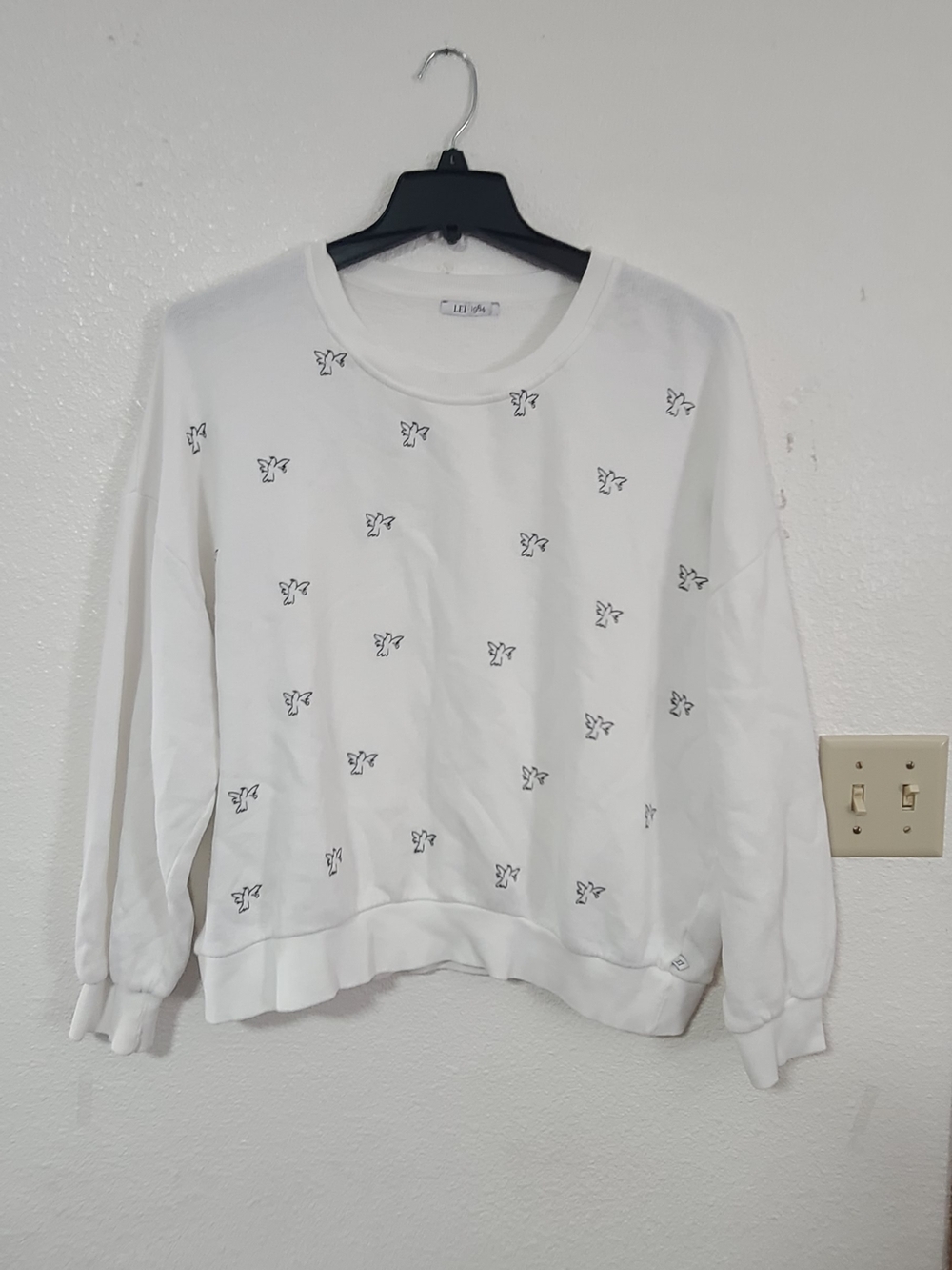 lei White Sweatshirt with Small Black Butterfly Prints